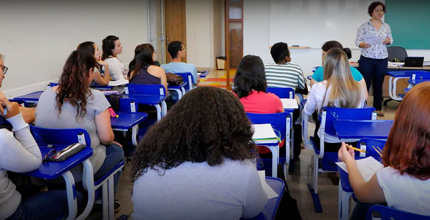 Senado Aprova: política de assistência com bolsa de R$ 700 para universitários