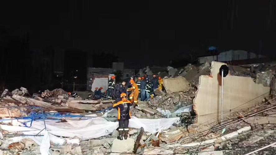 Prédio desaba sobre casa na Penha, deixa 6 mortos, entre eles, uma criança de 7 anos e uma grávida