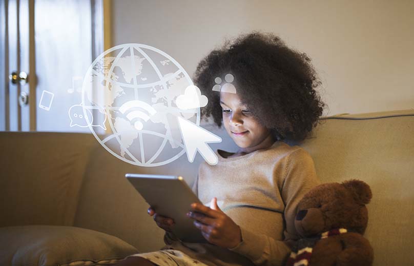 Criança usando ambiente digital. Freepik